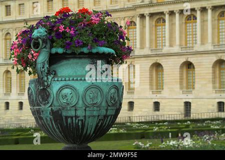 Wersal, Versailles, Francja, France, Frankreich, A large huge bronze vase on the background of the palace; große, riesige Bronzevase; 巨大的青銅花瓶 Stock Photo