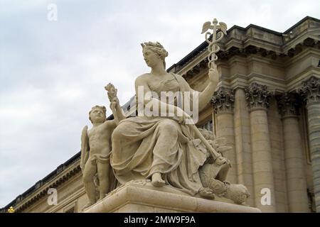 Wersal, Versailles, Francja, France, Frankreich, allegorical sculpture in front of the entrance to the palace; Allegorische Skulptur vor dem Palast Stock Photo