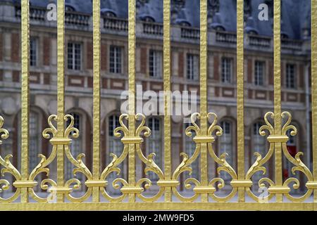 Wersal, Versailles, Francja, France, Frankreich, A golden grating separating the castle courtyard; Ein goldenes Gitter trennt den Burghof Stock Photo