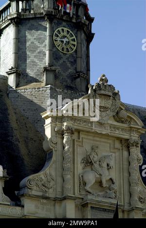 Reims, Francja, France, Frankreich, Equestrian statue of Louis XIII, Hôtel de Ville, Town Hall (fragment of the facade), Rathaus Fragment der Fassade Stock Photo