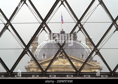 Paryż, Paris, Louvre Museum, Francja, France, Frankreich, The main building - fragment of the facade; Das Hauptgebäude - Fragment der Fassade Stock Photo