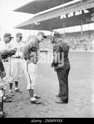 Chicago Cubs manager Gabby Hartnett, left, chats with Brooklyn