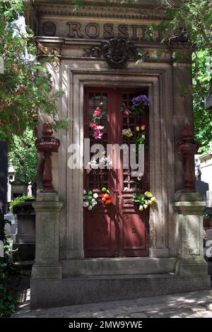 Paryż, Paris, Francja, France, Frankreich, Père Lachaise Cemetery; First Tomb of Gioachino Rossini; Rossini's original grave monument; Erstes Grab Stock Photo