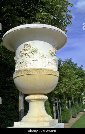 Wersal, Versailles, Francja, France, Frankreich, Large huge stone vase in the Park of Versailles; große riesige Steinvase; Vase im Park von Versailles Stock Photo