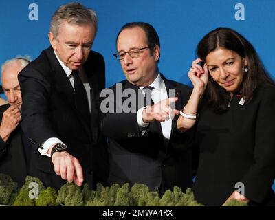 Photo : Frédéric Arnault et son frère Jean Arnault au front row du défilé  Homme Louis Vuitton automne-hiver 2022/2023 dans le cadre de la Fashion  Week de Paris, France, le 20 janvier