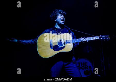 Milano, Italy. 01st Feb, 2023. Luke Pritchard of English pop-rock band The Kooks in concert at Fabrique in Milano, Italy. (Photo by Mairo Cinquetti/SOPA Images/Sipa USA) Credit: Sipa USA/Alamy Live News Stock Photo
