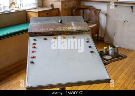 Norman Rockwell's Stockbridge Studio interior as it appeared in 1960 along with his tools, paints, and brushes.  His milk glass palette. Stock Photo