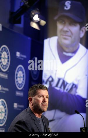 New York Yankees pitcher Mariano Rivera, left, waves to the crowd after  accepting a check for the Mariano Rivera Foundation from Seattle Mariners'  former designated hitter Edgar Martinez, right, prior to a