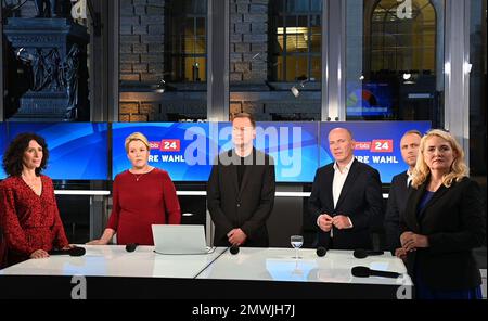 Berlin, Germany. 26th Sep, 2021. Bettina Jarasch (l-r, Bündnis 90/Die Grünen), Franziska Giffey (SPD), Klaus Lederer (Die Linke), Kai Wegner (CDU), Sebastian Czaja (FDP) and Kristin Brinker (AfD) wait for the start of the TV broadcast by broadcaster rbb on the Berlin parliamentary elections. Berlin elects a new state parliament on February 12 because the last vote was invalid. Whether Franziska Giffey remains governing mayor depends on the result. The CDU wants to prevent that - and is not alone. (to dpa 'Berlin votes again') Credit: Soeren Stache/dpa-Zentralbild/POOL/dpa/Alamy Live News Stock Photo