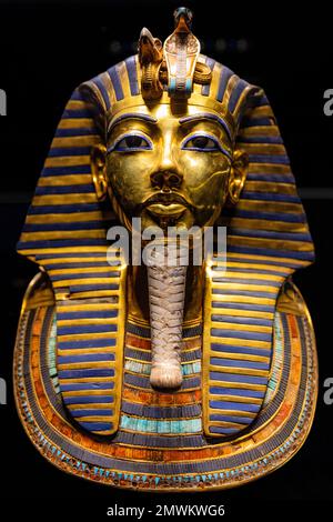 The gold mask of King Tutankhamun at the Egyptian Museum, Cairo, Egypt Stock Photo