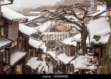 冬景圖2 Snow in alley hi-res stock photography and images - Alamy