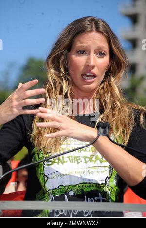 NEW YORK - SEPTEMBER 20: Showing off her growing baby bump, Gisele Bundchen was spotted out in New YorkÕs Washington Square Park for her Goodwill Ambassador for the United Nations Environment Program duties on Sunday afternoon (September 20). There for a good cause, the Brazilian supermodel is doing her best to help the UNEP in its mission to raise awareness and promote action to protect the environment. She tells, 'The environment has always been my passion. I grew up in a small town and I had the opportunity to live surrounded by nature. I couldnÕt have asked for a better childhood. We must Stock Photo