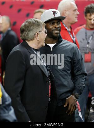 San Francisco, California, USA. 18th Oct, 1992. San Francisco 49ers vs. Atlanta  Falcons at Candlestick Park Sunday, October 18, 1992. 49ers Beat Falcons  56-17. Falcons head coach Jerry Glanville has discussion with