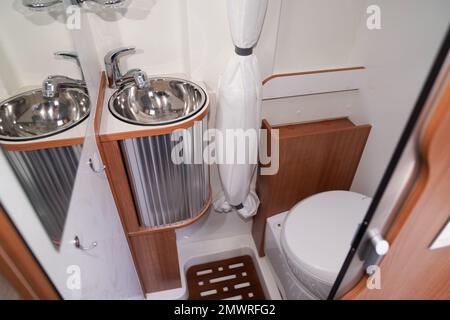 Camper Van Bagno con doccia e wc Foto stock - Alamy