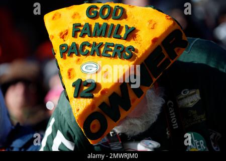 Philly fan mocks Packers' cheesehead with ingenious hat