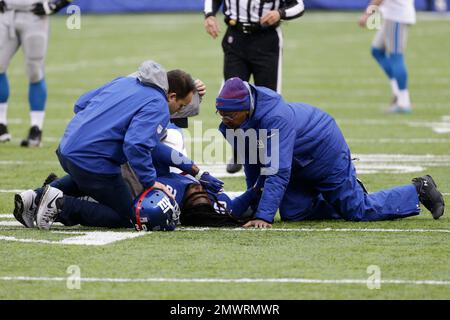 Trainers check on New York Giants defensive end Kayvon Thibodeaux