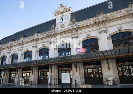 Bordeaux , Aquitaine  France - 30 01 2023 : SNCF logo brand and text sign on facade bordeaux station entrance National society of French railway compa Stock Photo