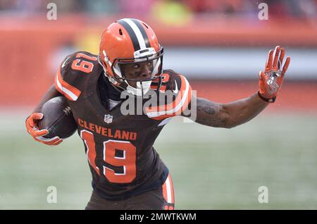 Cleveland Browns wide receiver Corey Coleman runs with the ball