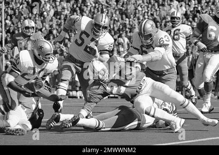 Miami running back Jim Kiick (21) has a pass from Bob Griese good for 13  yards and a first down in the second period of game with the Baltimore  Colts in Miami