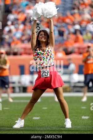 Broncos cheerleader dances in dinosaur costume during Chargers game – The  Denver Post