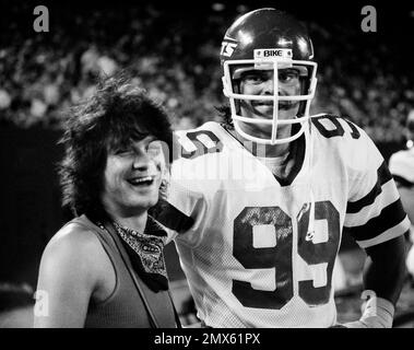 New York Jets Mark Gastineau, right, gets to Houston Oilers quarterback  Cody Carlson for a sack in the second quarter of the 45-3 Jets win at  Giants Stadium in East Rutherford, N.J.