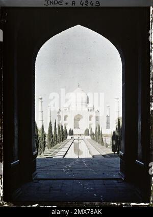 Agra, Indes the great axial canal and the mausoleum seen from the monumental door of the Taj Mahal enclosure , 1913-1914 - India, Pakistan - Stéphane Passet - (December 16 -January 29) Stock Photo