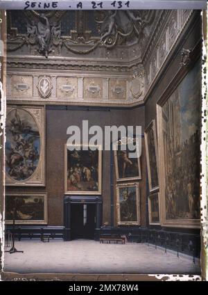 Paris (1st arr.), France Italian painting in the Salon Carré, Louvre ...
