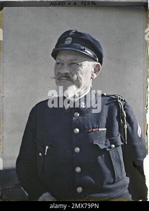 NAVY FRENCH FRIGATE CAPTAIN IN LONDON LONDON 4 APRIL 1960 Stock Photo ...