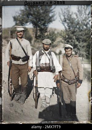 Melnik, Bulgaria Three Bulgarian soldiers and supporters escorting the photographer , 1913 - Balkans, Greece, Bulgaria - Stéphane Passet - (August 30 -October 21) Stock Photo