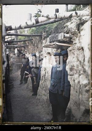 Mareuil-la-Motte, Oise, Picardy, France Les Gourbis des Artilleurs dug under the rock in St-Claude , 1915 - Picardie - Stéphane Passet Stock Photo