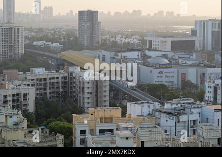 INDIA, Mumbai, skyscraper in suburb Goregoan, Inorbit shopping mall and callcenter building, station for new Metro link city train / INDIEN, Mumbai, Stadtteil Goregoan, InOrbit shopping mall und Bürogebäude von Callcentern, neue Metrolink S-Bahn Linie Stock Photo