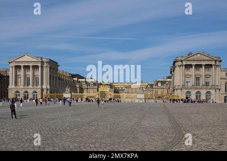 France, Versailles, Palace of Versailles, Panorama picture of the famous Palace of Versailles near the golden royal gate where visitors are queuing at Stock Photo