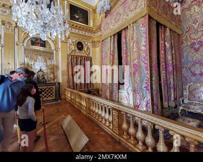 France, Versailles, Palace of Versailles, Versailles Royal Apartment - The King's room with the King's Bedroom, created in 1701 where lived Louis XIV Stock Photo