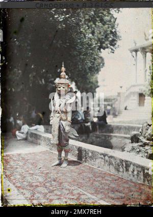 Royal Palace, Phnom Penh, Cambodia, Indochina Dancer of the Royal Ballet in Has Sakann costume , Léon Busy in Indochina Stock Photo