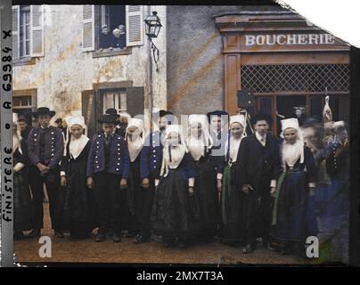 Plougastel-Daoulas, Finistère, Brittany, France of couples of bride and groom , 1912 (?) - Finistry - Stéphapa Pass Stock Photo