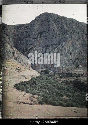 Surroundings of Delphi, Greece on the left, the throat separating the phedriades ('shiny' cliffs) from which the Castalie source gushed , 1913 - Balkans, Italy - Jean Brunhes and Auguste Léon - (September - October 23) Stock Photo