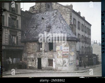 Paris (18th arr.), France old house at 67 rue du Mont-Cenis , Stock Photo
