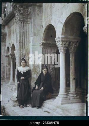 Arles, France Portrait d'Arlesiennes, Madame German and Mrs. Marie Busset , 1916 - French provinces - Jean Brunhes, Auguste Léon and Georges Chevalier - (April -July) Stock Photo