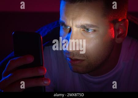 Security breach warning on smartphone screen, device infected with internet virus or software virus after hacker cyber attack, scam warning Stock Photo