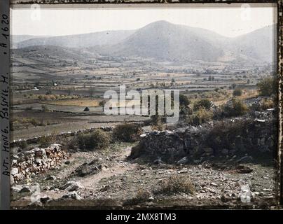 (French - Environs de Buna , Bosnie-Herzégovine Panorama sur la vallée de la Buna parsemée de vignobles et de champs). Stock Photo