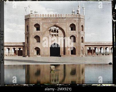 Delhi, Indies basin with ablutions and the Great Mosque door (Jama Masjid) , 1913-1914 - India, Pakistan - Stéphane Passet - (December 16 -January 29) Stock Photo