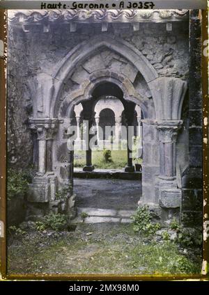 Saint-Bertrand-de-Comminges, France , 1920-1921 - Charente, Gironde, Basse -Pyrénées, Hautes Pyrénées - Fernand Cuville Stock Photo