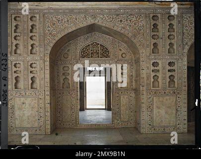 Agra, Indes carries under an iWan, surrounded by porcelain niches (Chini-Khana) and decorated with Pietra Dura inside the jasmine tower (Musamman Burj) in the Red Fort (Lal Qila) , 1913-1914 - India, Pakistan - Stéphane Passet - (December 16 -January 29) Stock Photo