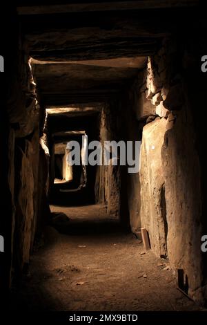 Prehistoric neolithic burial tomb in Newgrange and Knowth Stock Photo