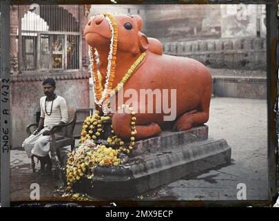 Nandi bull statue at Kashi Vishwanath Temple, Rashin, Karjat ...