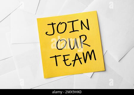 Note with words JOIN OUR TEAM on paper sheets, top view Stock Photo