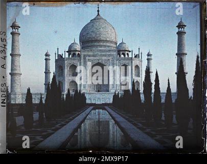 Agra, Indes the great axial canal and the mausoleum of Taj Mahal , 1913-1914 - India, Pakistan - Stéphane Passet - (December 16 -January 29) Stock Photo