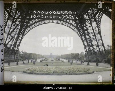 Paris (7th arr.), France Le Champ de Mars and the military school from the feet of the Eiffel Tower , Stock Photo