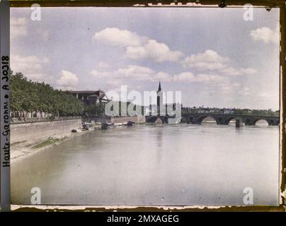 Toulouse, France Le Pont Neuf spanning the Garonne , 1920-1921 - Charente, Gironde, Basse -Pyrénées, Hautes Pyrénées - Fernand Cuville Stock Photo