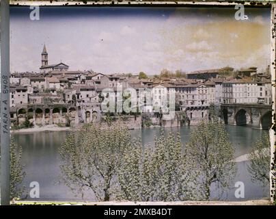 Albi, Tarn, France The right bank of the city with the old bridge, seen taken from the quai Choiseul , 1916 - French provinces - Jean Brunhes, Auguste Léon and Georges Chevalier - (April -July) Stock Photo